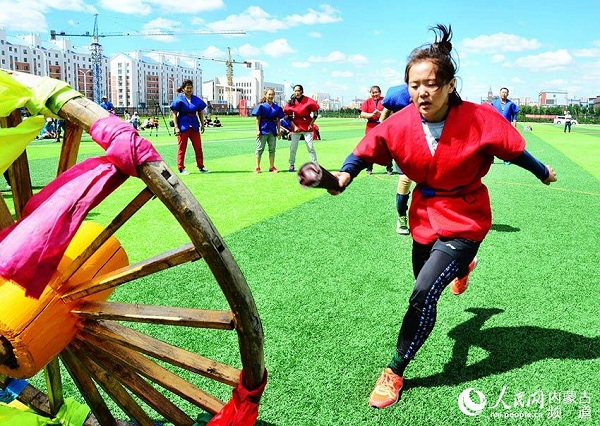 Grassland 'rugby' highlights Ewenki athleticism