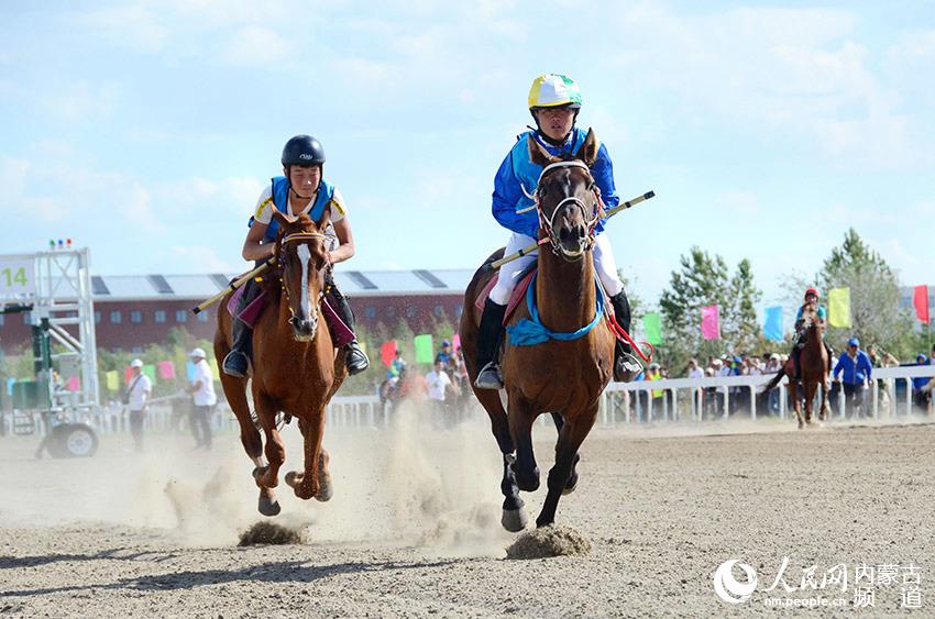 Horseback relay race held in Hulunbuir