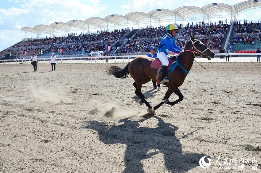 Horseback relay race held in Hulunbuir