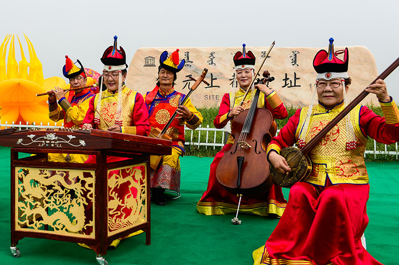 'Golden queen' buzzes in summer