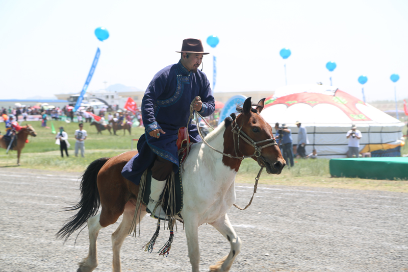 Grassland festivity rocks Bairin Right Banner