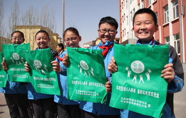 Free reusable bags distributed to mark World Earth Day