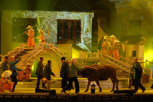 Wonderful performance attracts tourists to Zhouzhuang