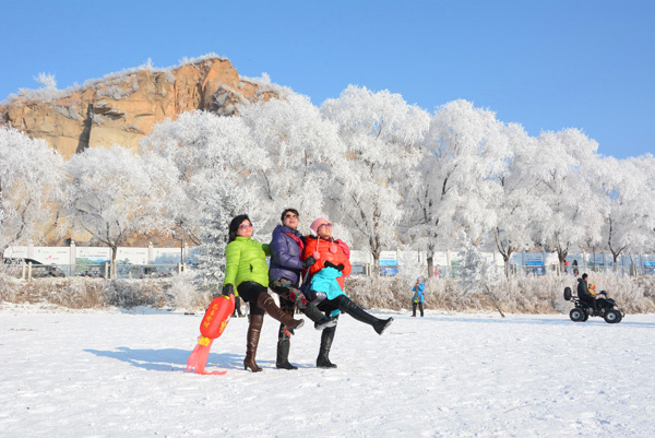 Songhua River rime attacts tourists