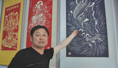 Paper carving expert promotes family skill
