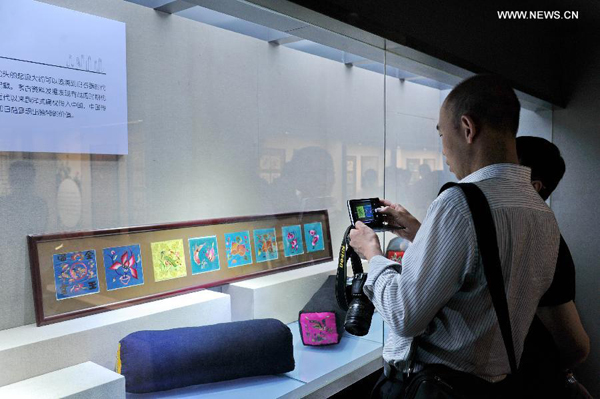 Embroideries of Man ethnic group displayed in China's Changchun