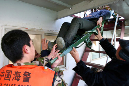 Qingdao maritime police hold rescue exercises