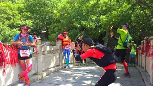 Thousands lace-up for Laoshan race
