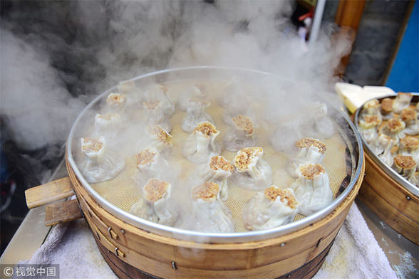 Street food lights up festive mood in E China's Qingdao