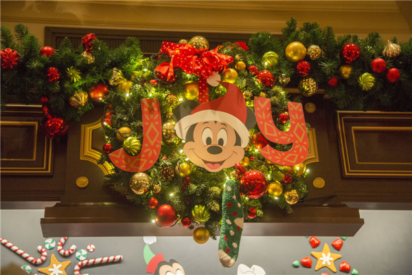 Shanghai Disneyland gets into Christmas spirit