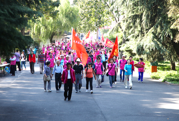 Chenshan hosts mountain-climbing race on first Seniors’ Day