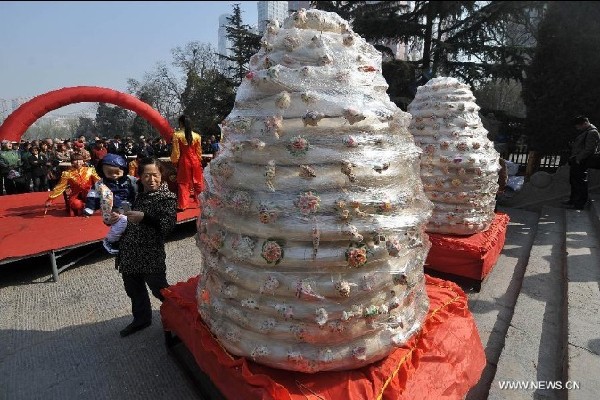 Huge steamed breads on show in Shanxi
