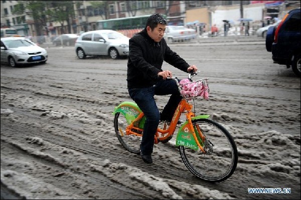 Snowfall hits Taiyuan, N China