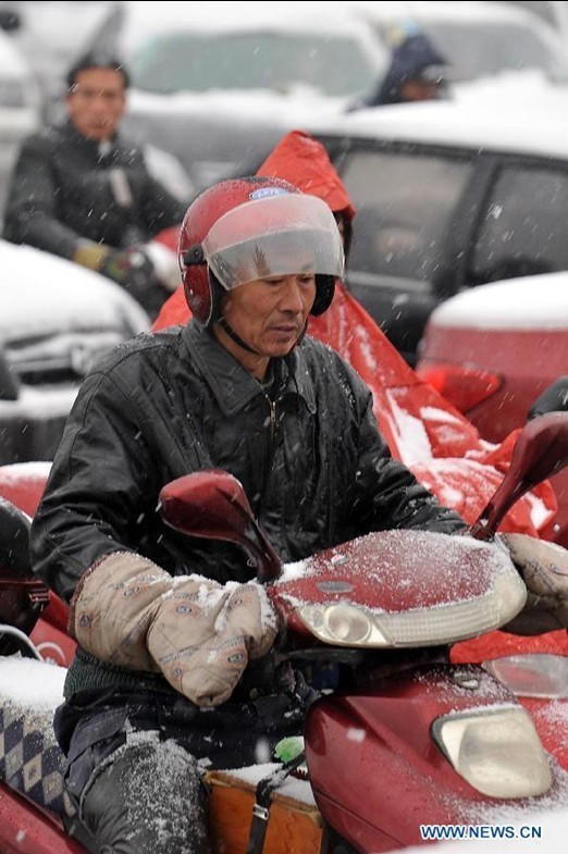 Snowfall hits Taiyuan, N China