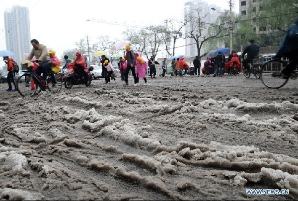 Snowfall hits Taiyuan, N China