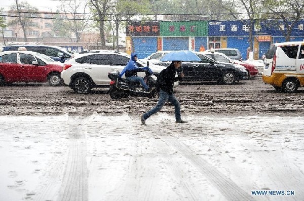 Snowfall hits Taiyuan, N China