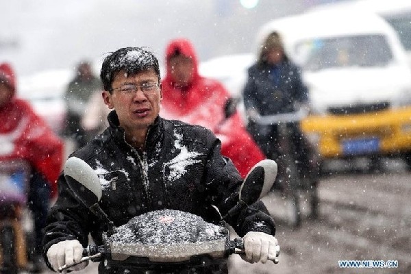 Snowfall hits Taiyuan, N China