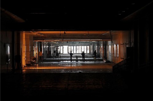 The staff polishing the ground surface of the Taiyuan South Railway Station on April 9 Taiyuan new South Railway Station approaches completion