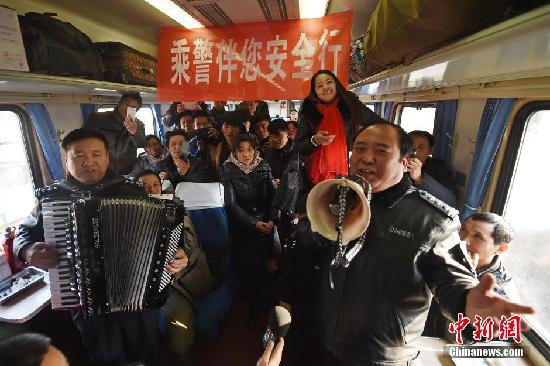 Students and migrant workers head for hometown