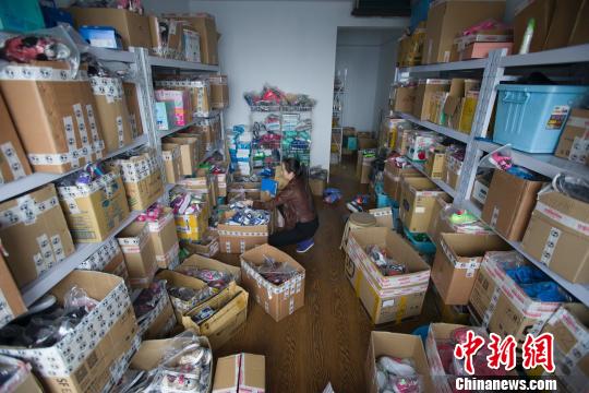 Shanxi girl does business on Wechat