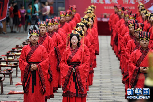 Couples get married the traditional way on Chinese Valentine's Day