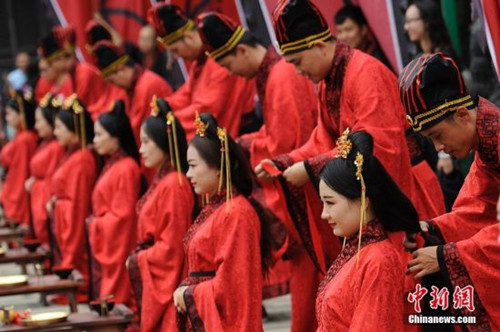 Couples get married the traditional way on Chinese Valentine's Day