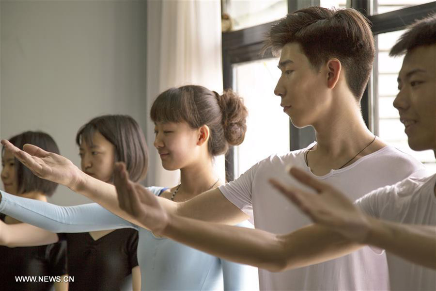 Students take art training classes in N China