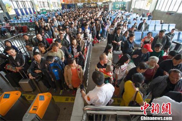 Railway stations see heavy passenger flow during May Day holidays