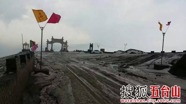 Mount Wutai snows in summer