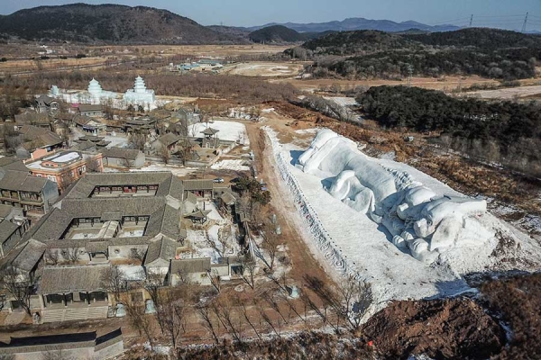 Giant snow sculpture featuring dogs seen in Shenyang, NE China