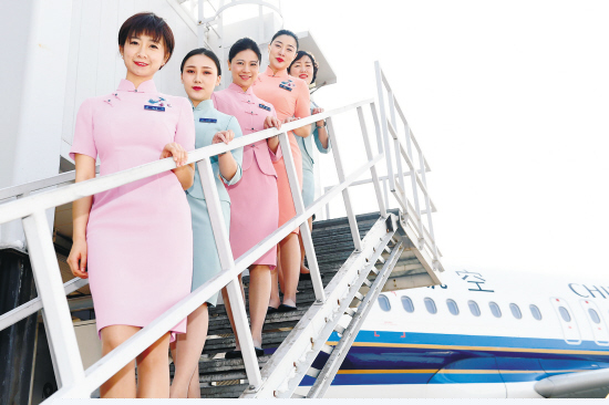 Cabin crew promote traditional culture in <EM>qipao</EM>