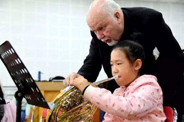 German musician gives class to Shenyang children