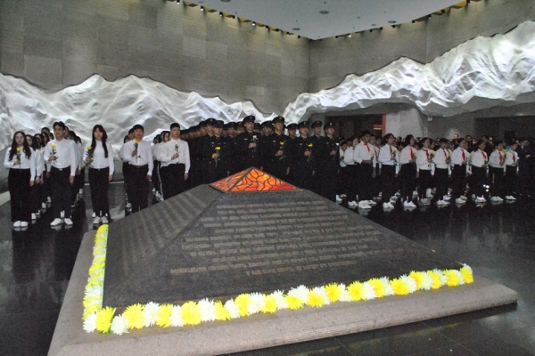 Shenyang residents pay tribute to martyrs