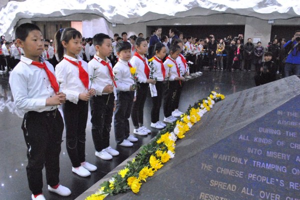 Shenyang residents pay tribute to martyrs
