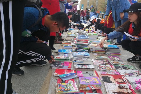 Shenyang university charity sales help students in need