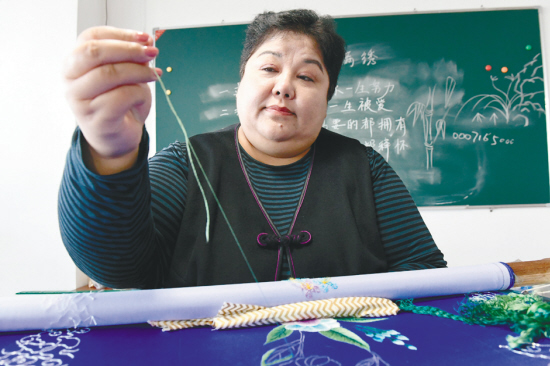 Shenyang craftswoman promotes Manchu embroidery to the world