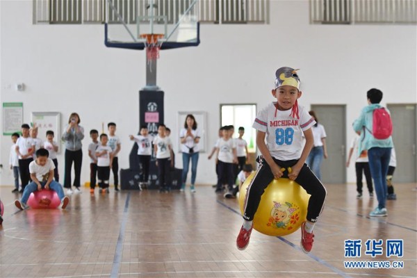Shenyang students play games for Children’s Day