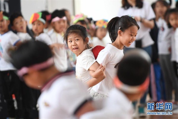 Shenyang students play games for Children’s Day