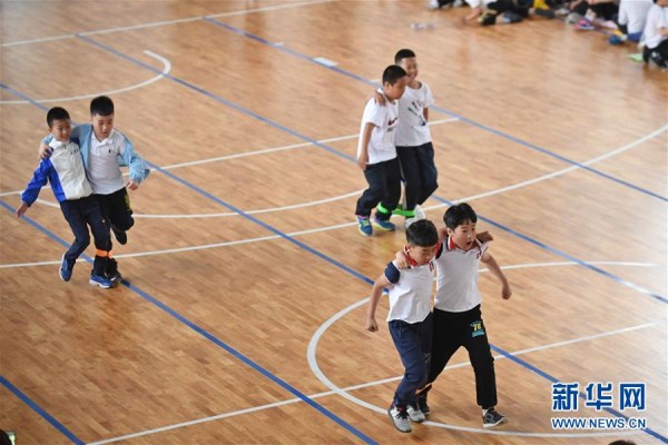 Shenyang students play games for Children’s Day