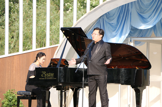 Volunteer performers entertain crowds in Shenyang