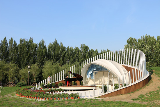 Volunteer performers entertain crowds in Shenyang