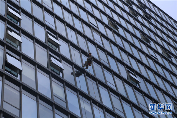 ‘Upper-air beautician’ cleans Shenyang skyscrapers