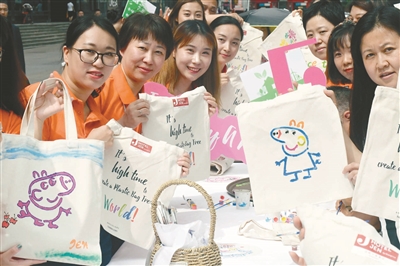 Shenyang volunteers promote ecofriendly bags