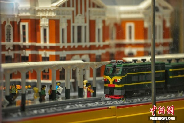 Lego model of Shenyang station amuses residents