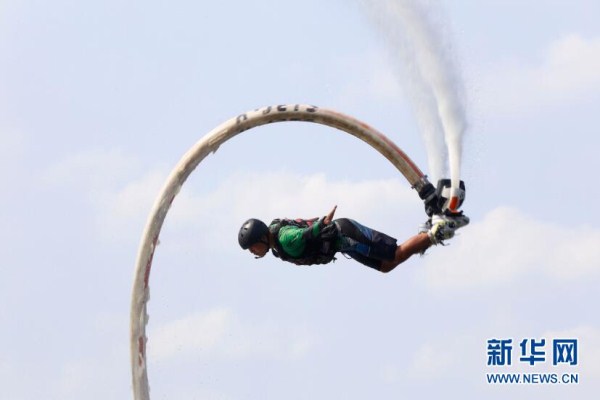 Performance above water staged in Shenyang