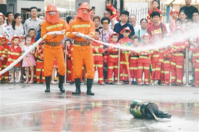 Shenyang pupils learn fire fighting