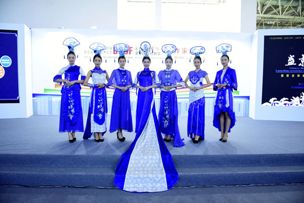 Manchu embroidery promoted to the world