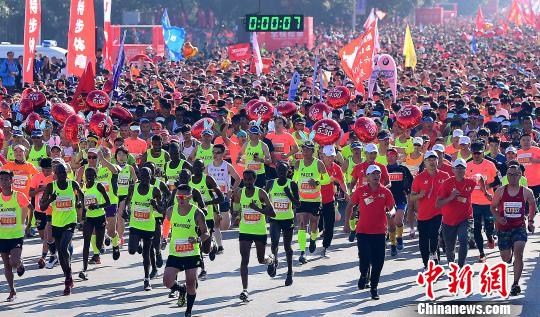 20,000 runners take part in Shenyang marathon