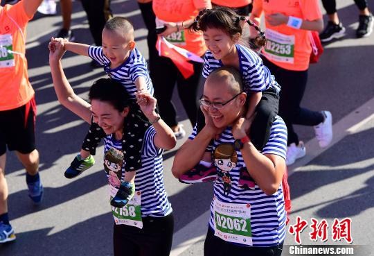 20,000 runners take part in Shenyang marathon