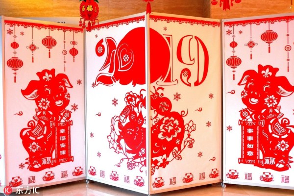 Visitors attracted to Shenyang paper cutting festival